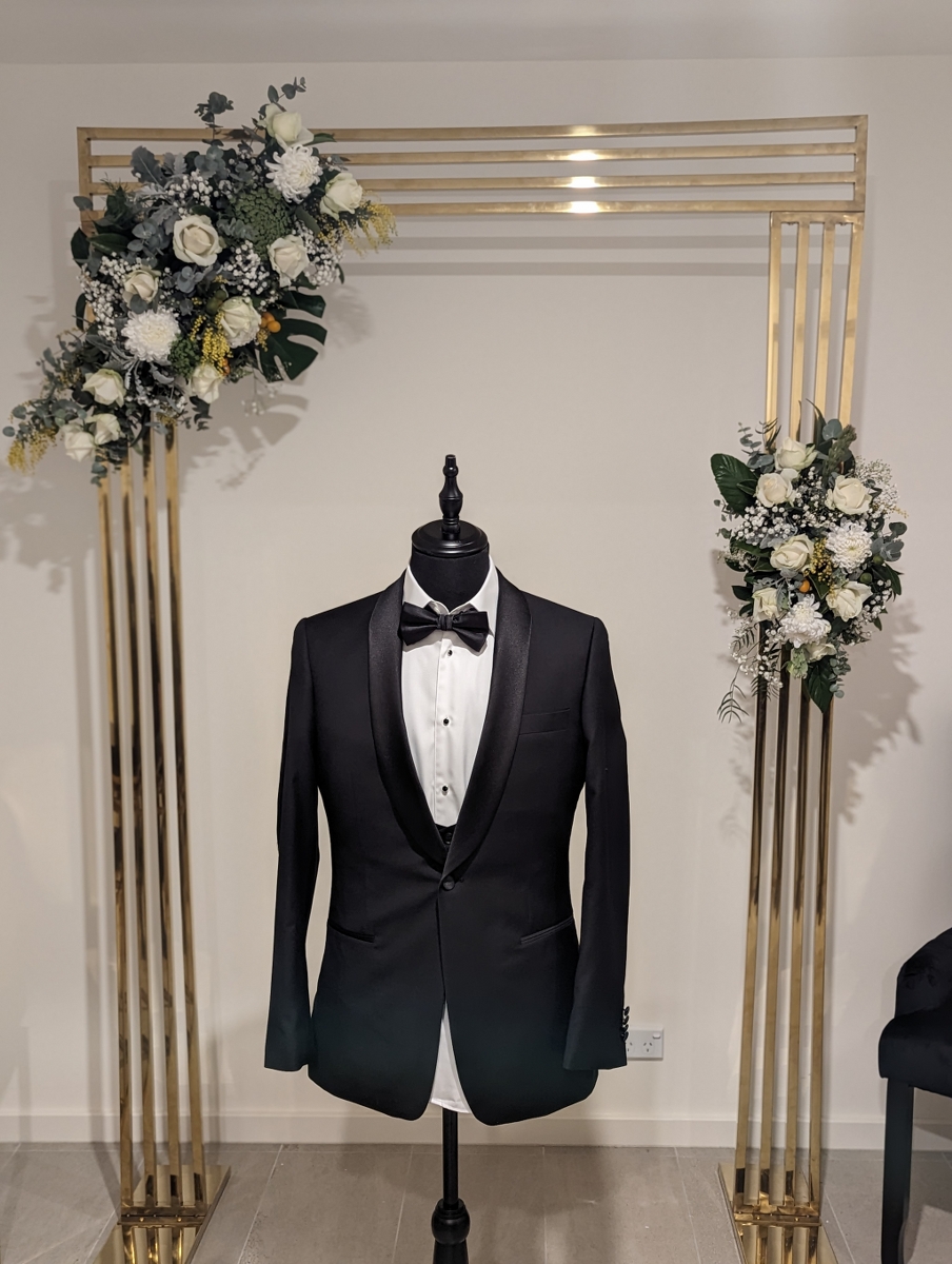 Half-Arch Floral Arrangement - Image 6