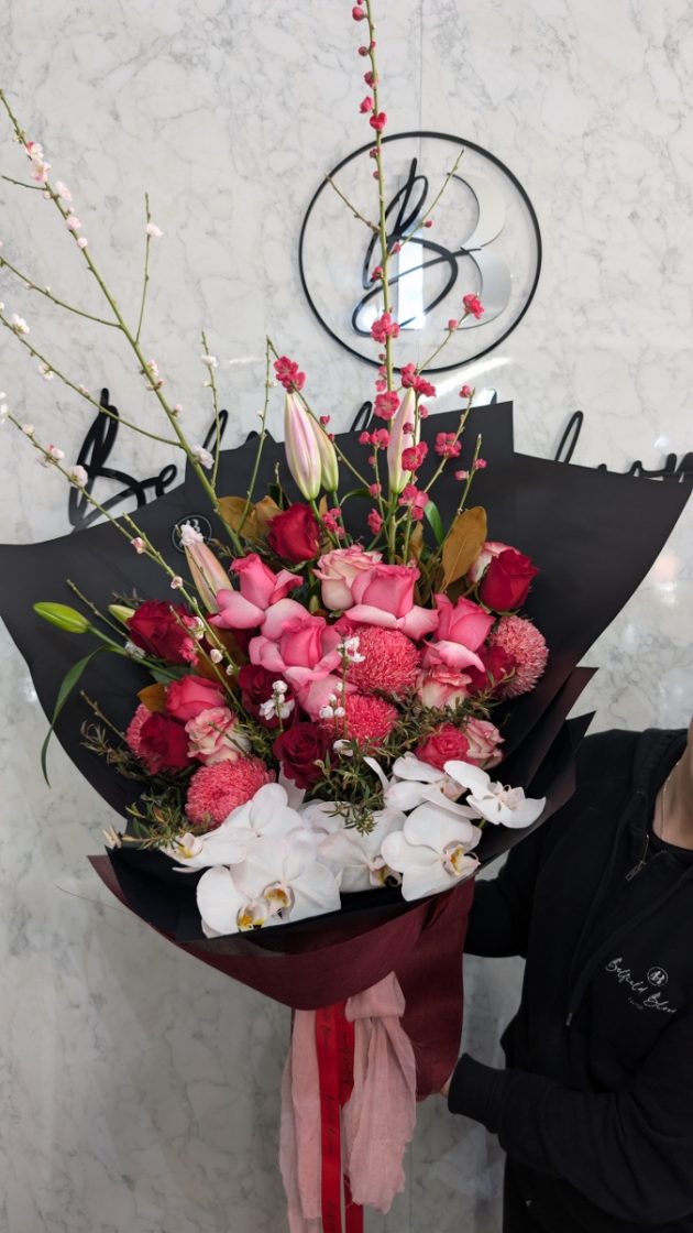 She's all that- Bouquet - Image 7